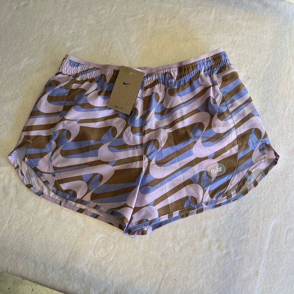 Nike Pants - 𝅺NWT Nike Shorts Size Medium